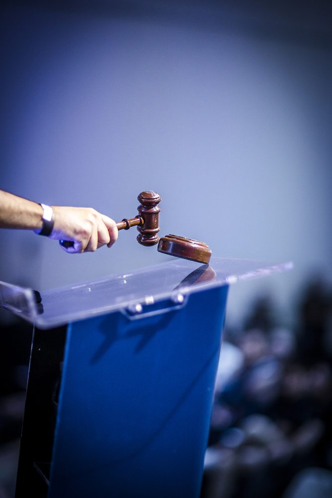 Martelo de leilão batido na tribuna