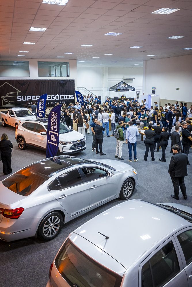 Participantes em networking no espaço de exposição do evento