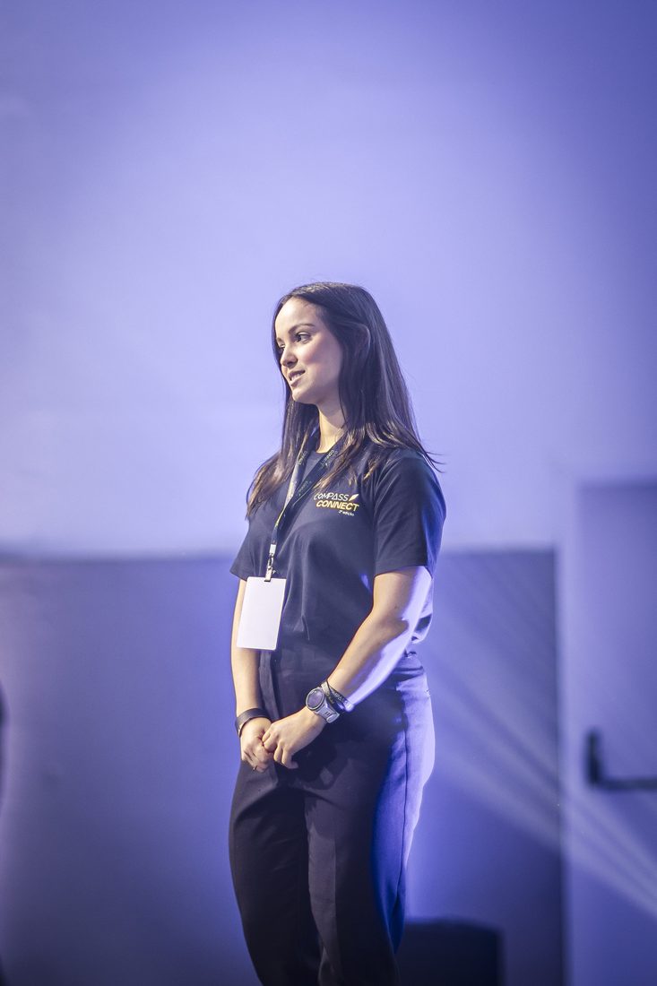 Apresentadora no palco do Compass Connect