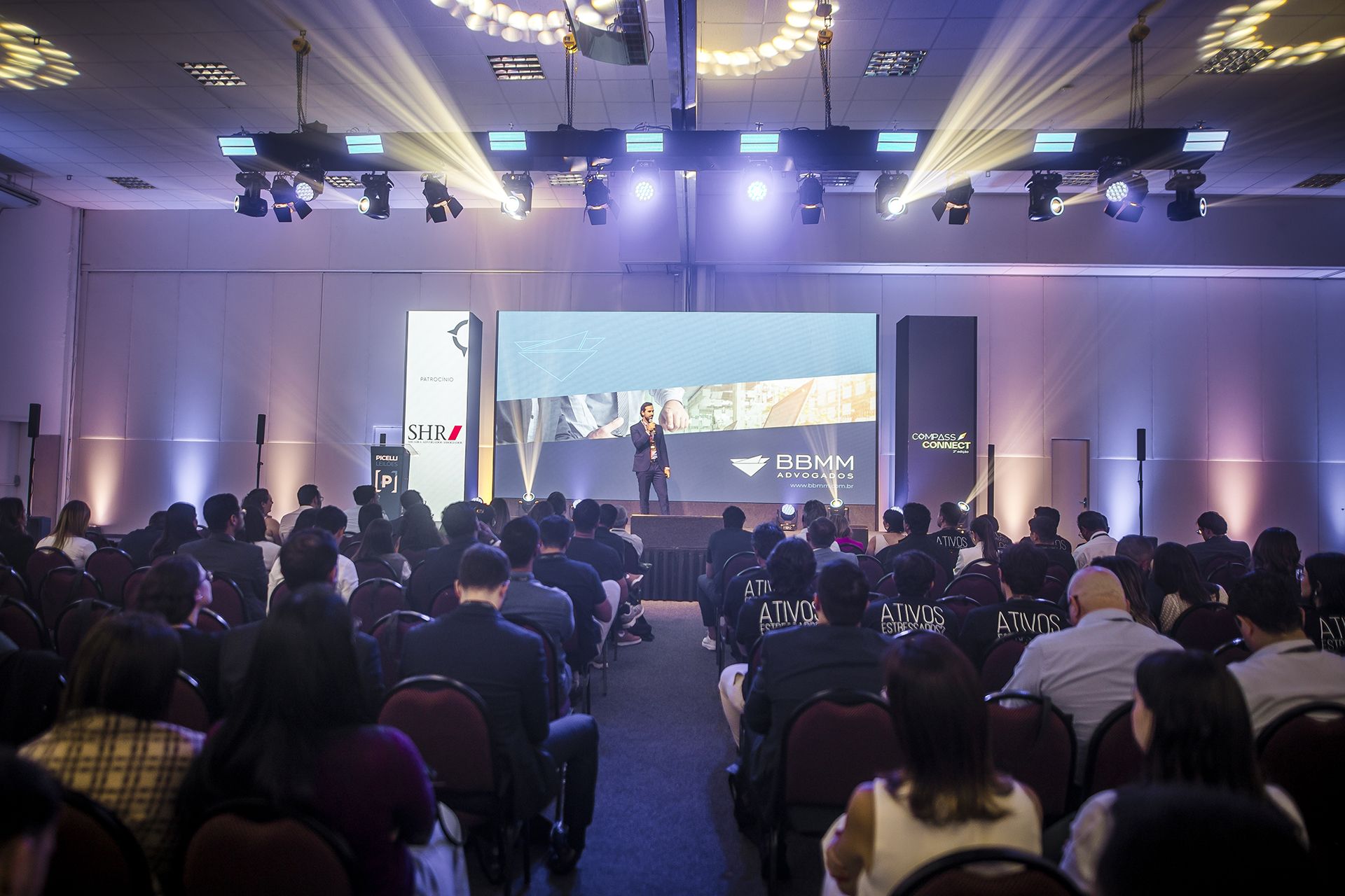 Plateia lotada acompanhando painel no palco da 2ª edição