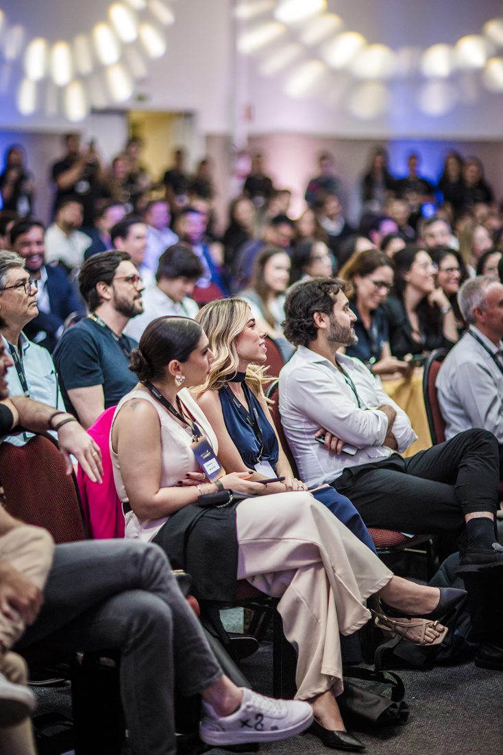 Participantes acompanhando a programação